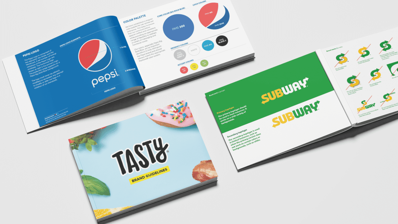 Mockup de varios manuales de marca abiertos con ejemplos de logotipos, paletas de color y aplicaciones (Pepsi, Subway y “Tasty”).