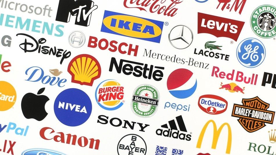 Collage con múltiples logotipos de marcas internacionales sobre fondo blanco, representando variedad de identidades corporativas.