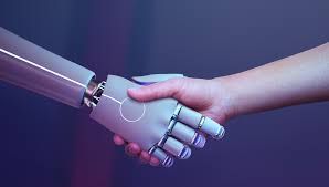 Mano humana estrechando la mano de un robot sobre fondo oscuro, simbolizando la colaboración entre personas e inteligencia artificial.